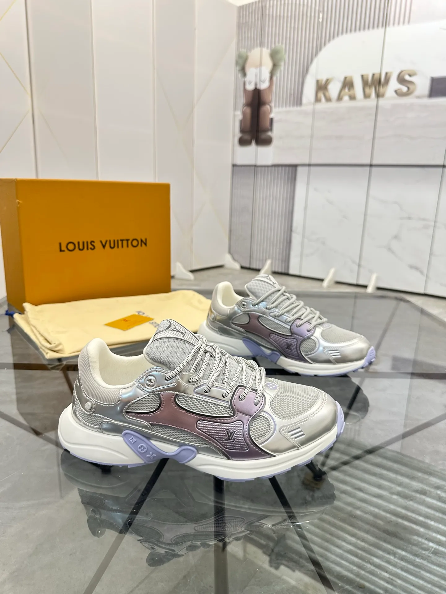 Men's shoes: 💰P660¥ Top quality Product trademark: LV* "Louis Vuitton*" low-top casual shoes Regular size: 35-44 (can be customized to 45.46) Couple style Product materials: Upper imported cowhide stitching original material, breathable lining, original outsole. Number: H218